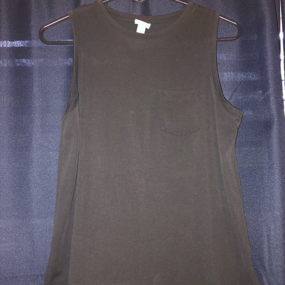tank with pocket